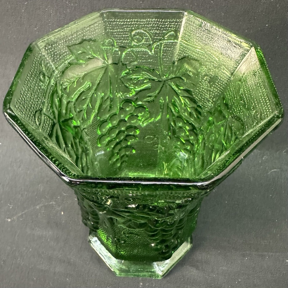 Anchor Hocking 6 3/8" Emerald Green Harvest‎ Grape (Grapevine) Vase, Vintage - Picture 3 of 8